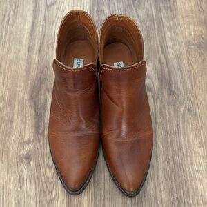 STEVE MADDEN Tempe Bootie in Cognac Leather. Size